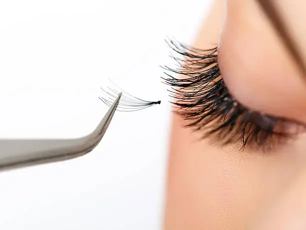 "کاشت مژه حرفه‌ای در خانه با چسب مژه بادوام"