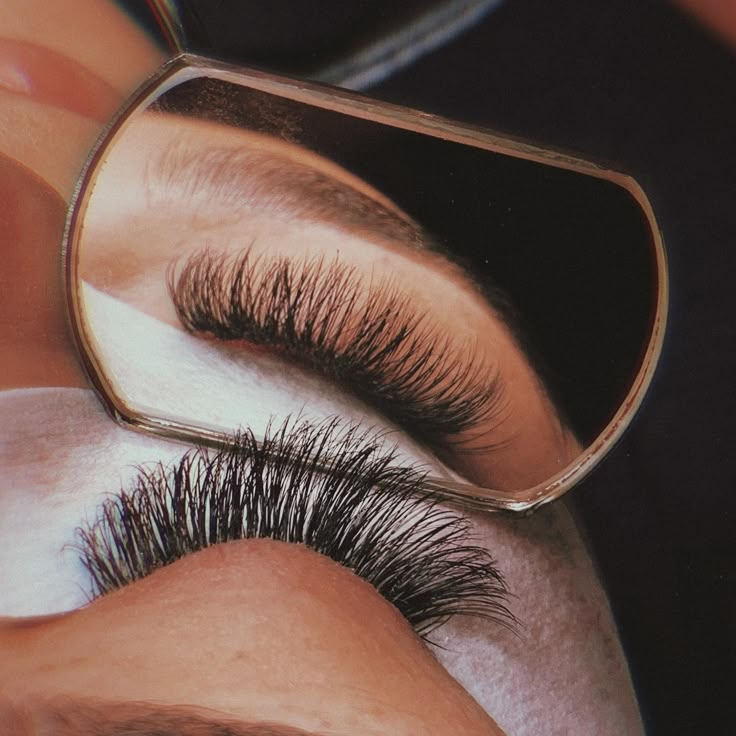 مراقب این ۷ اشتباه رایج در کاشت مژه باشید! نکاتی ضروری برای سلامت چشم، ماندگاری مژه و نتیجه‌ای حرفه‌ای را اینجا بخوانید.